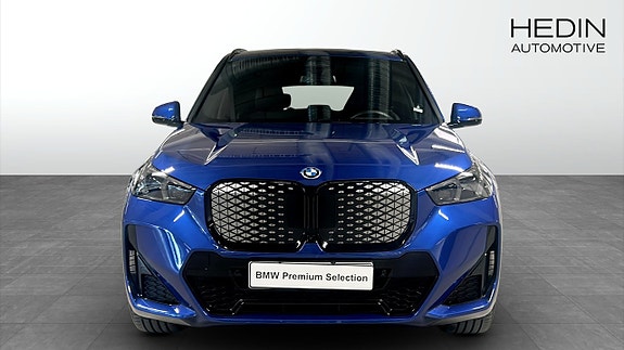 BMW iX1 8 of 9