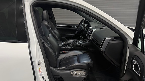 Porsche Cayenne 17 of 30