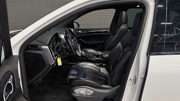 Porsche Cayenne 12 of 30