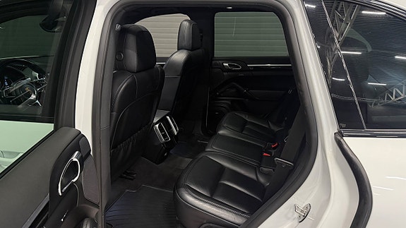 Porsche Cayenne 15 of 30
