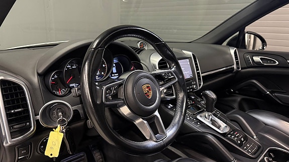 Porsche Cayenne 14 of 30