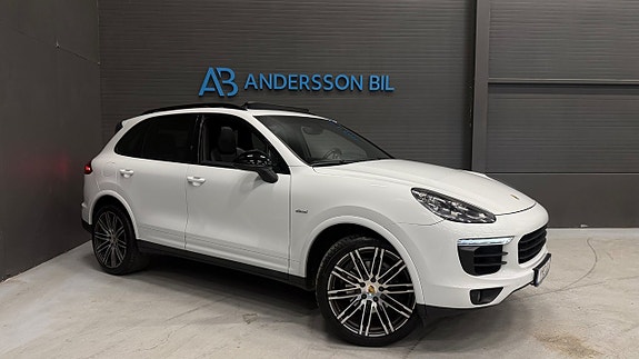 Porsche Cayenne 2 of 5