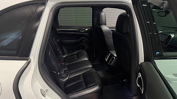 Porsche Cayenne 16 of 30