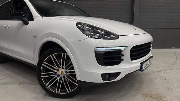 Porsche Cayenne 3 of 5