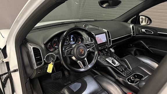 Porsche Cayenne 13 of 30