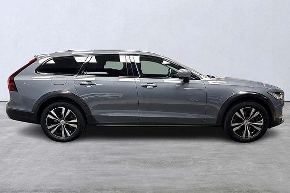 Volvo V90 Cross Country 3 of 5