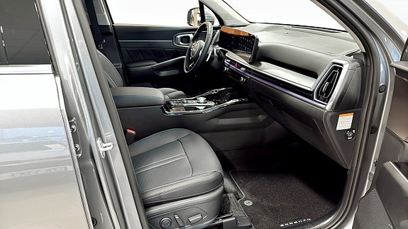 Kia Sorento 3 of 16