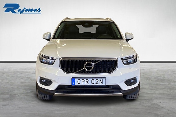 Volvo XC40 3 of 5