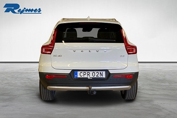Volvo XC40 2 of 5