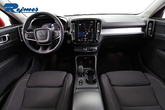 Volvo XC40 2 of 27