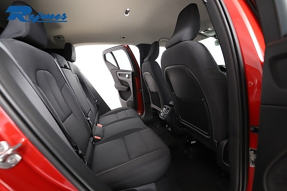 Volvo XC40 8 of 27