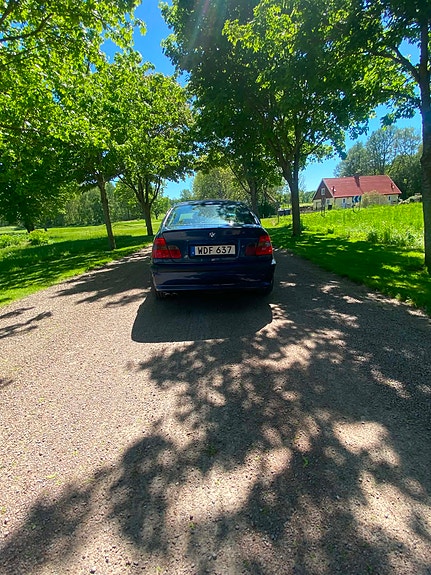 BMW 320i 4 of 5