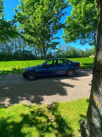 BMW 320i 2 of 5