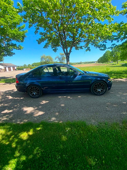 BMW 320i 3 of 5