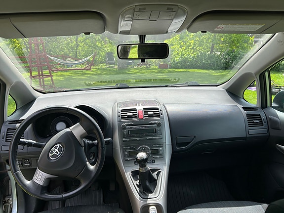 Toyota Auris 2 of 5
