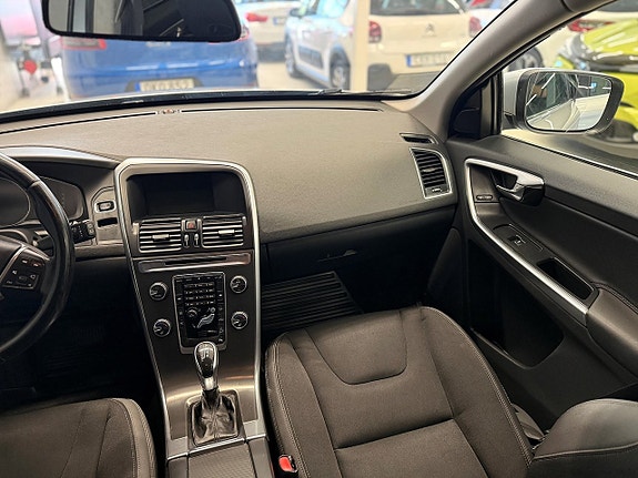 Volvo XC60 10 of 23