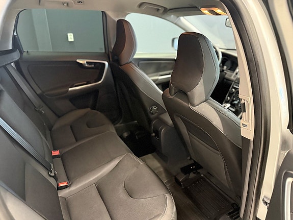 Volvo XC60 15 of 23