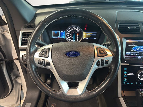 Ford Explorer 15 of 24