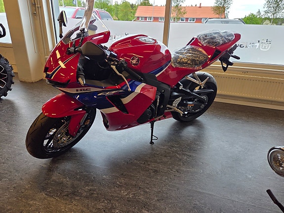 Honda CBR600RR Första servicen (100mil) ingår
