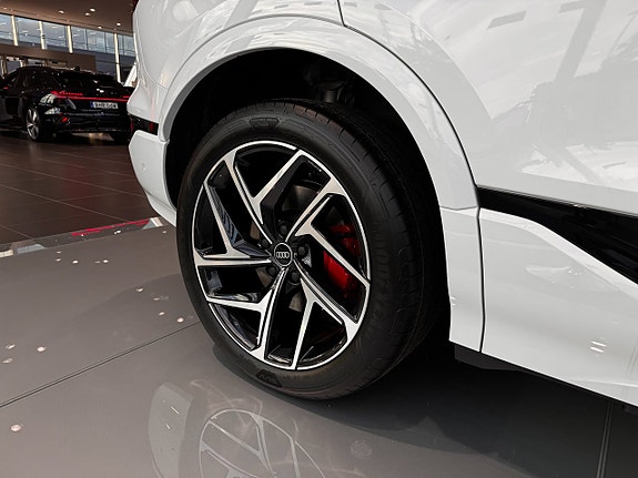 Audi Q6 e-tron 12 of 12