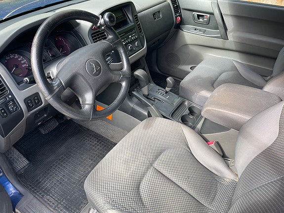 Mitsubishi Pajero 2 of 4