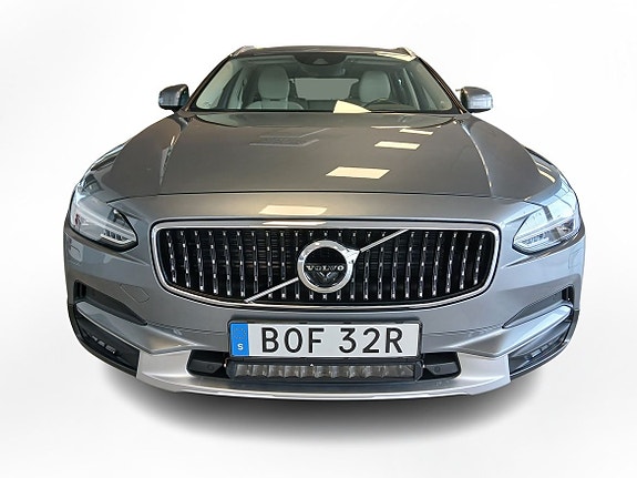 Volvo V90 Cross Country 2 of 5