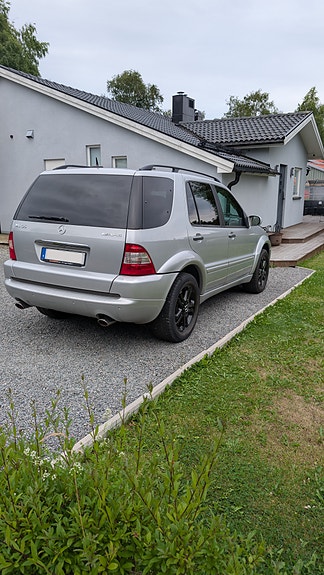 Mercedes-Benz ML55 10 of 15