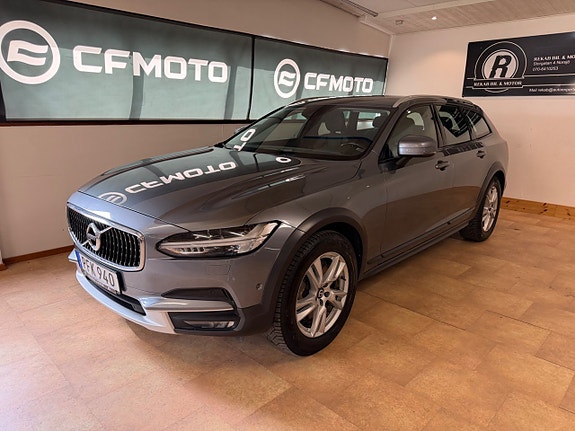 Volvo V90 Cross Country 2 of 5