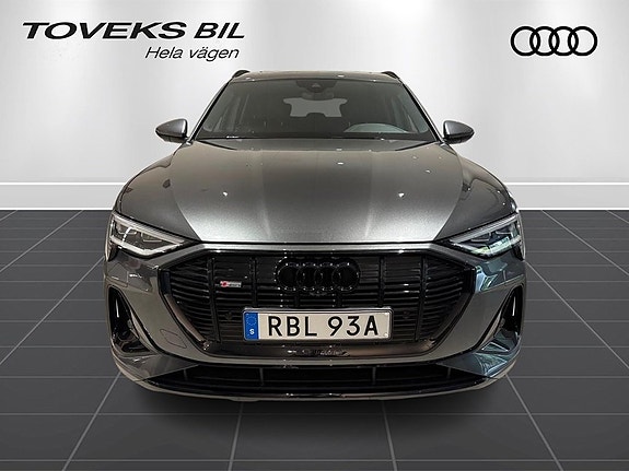 Audi e-tron 8 of 20