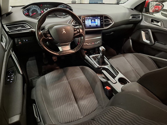 Peugeot 308 SW 2 of 5