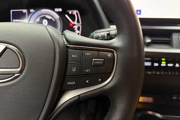 Lexus UX250h 13 of 19