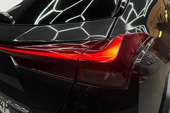 Lexus UX250h 10 of 19