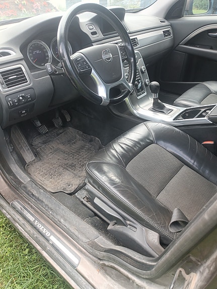 Volvo V70 2 of 3