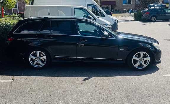 Mercedes-Benz C220 2 of 5