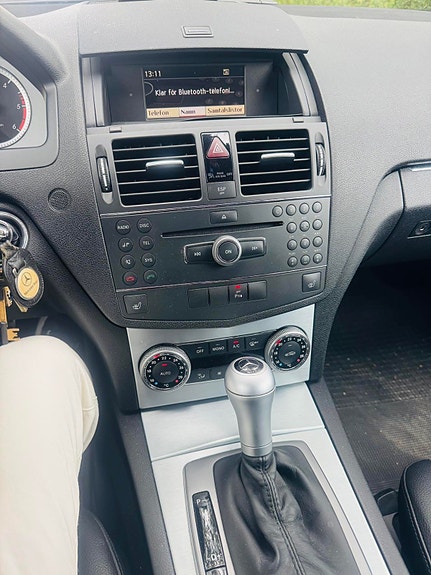 Mercedes-Benz C220 4 of 5