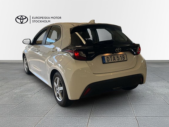 Toyota Yaris 2 of 17