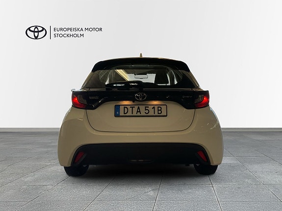 Toyota Yaris 4 of 17