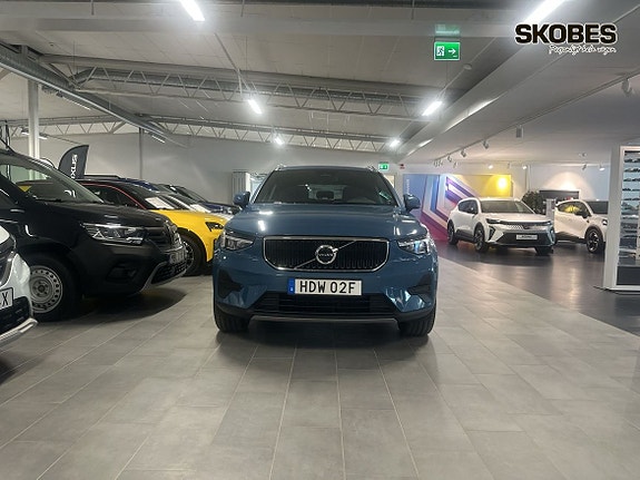 Volvo XC40 2 of 5