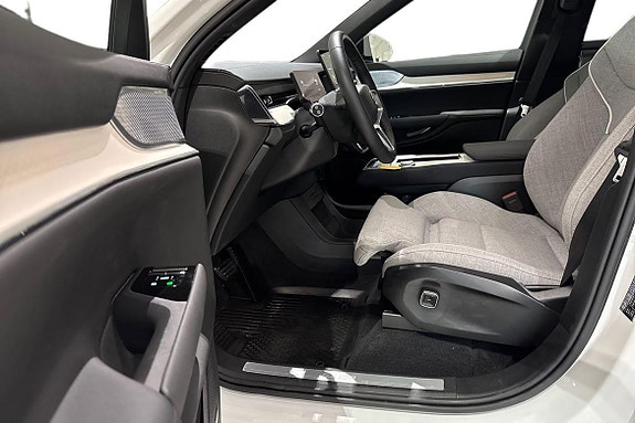 Volvo EX90 25 of 30