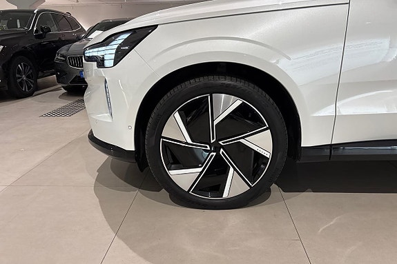 Volvo EX90 18 of 26