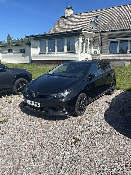 Toyota Auris 2 of 2