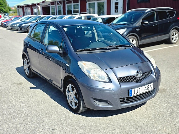 Toyota Yaris 2 of 5