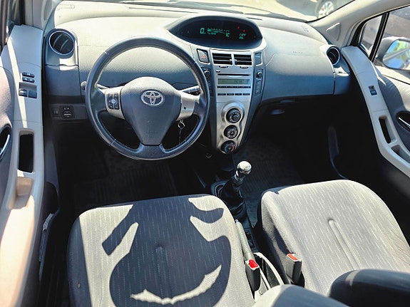 Toyota Yaris 3 of 5