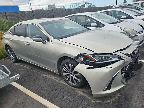 Lexus ES300 2 of 3