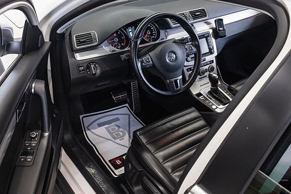 Volkswagen Passat Alltrack 13 of 26