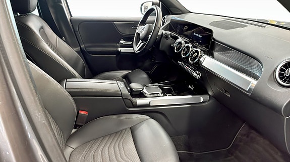 Mercedes-Benz GLB200 3 of 5