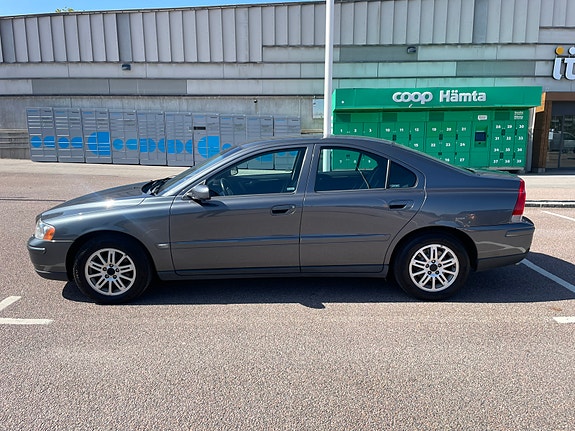 Volvo S60 2 of 5