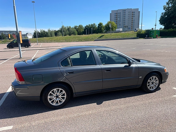 Volvo S60 4 of 5
