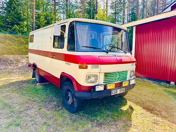 Mercedes-Benz 2 of 5
