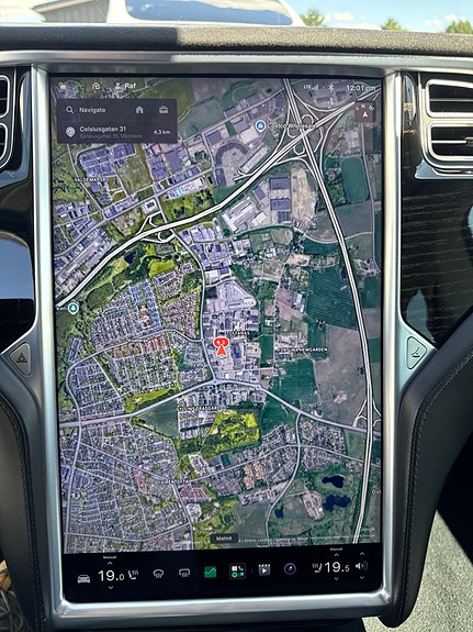 Tesla Model S 2 of 5